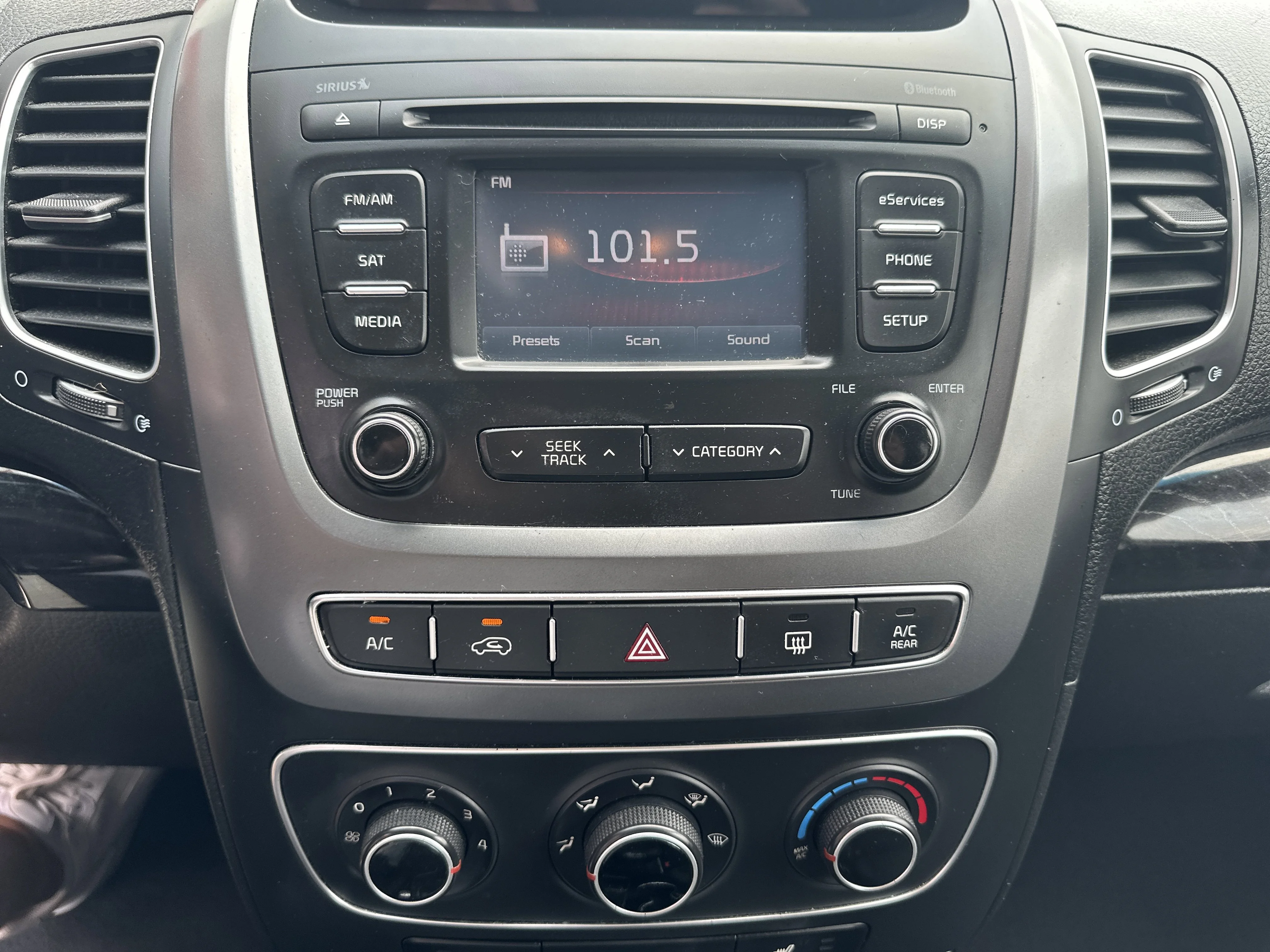Used 2015 Snow White Pearl Kia LX image 14