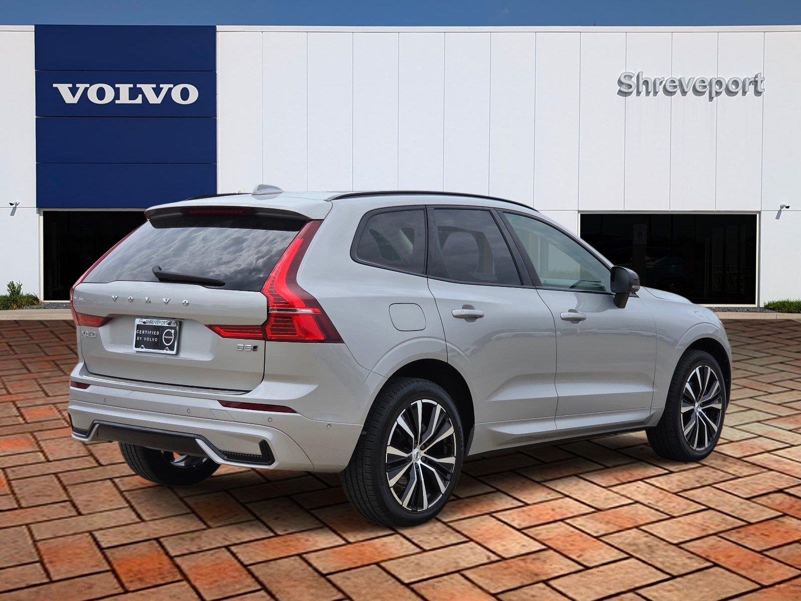 Used 2023 Silver Dawn Metallic Volvo Plus Dark Theme image 4