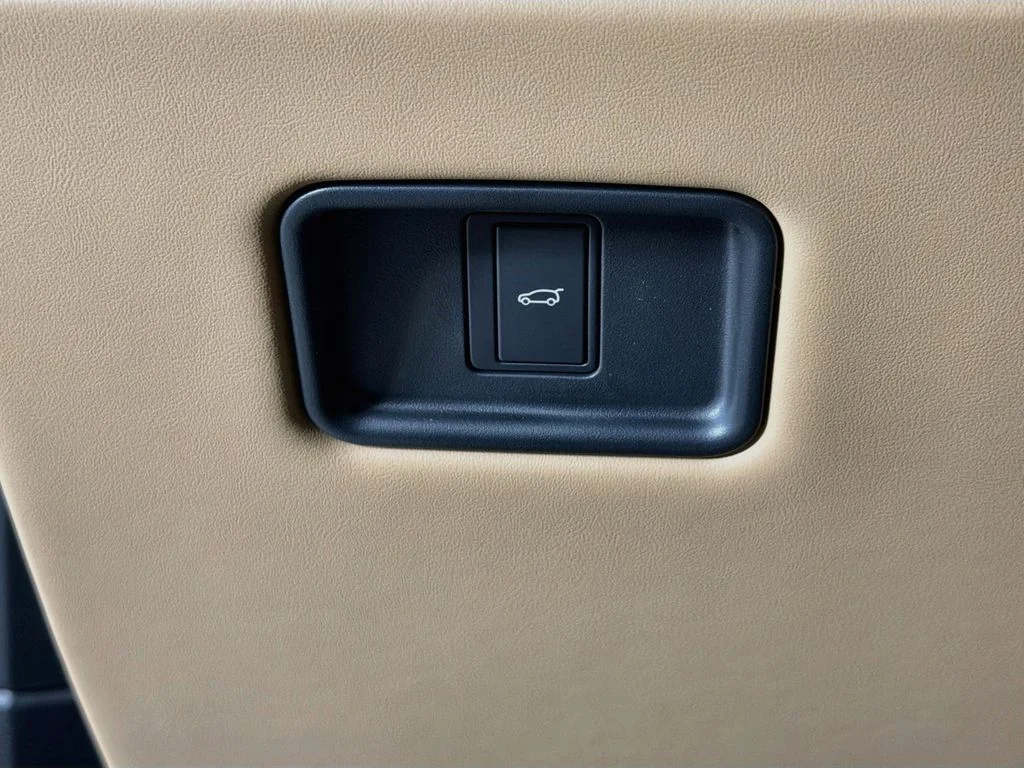 New 2026 Eiger Grey Land Rover SE image 10