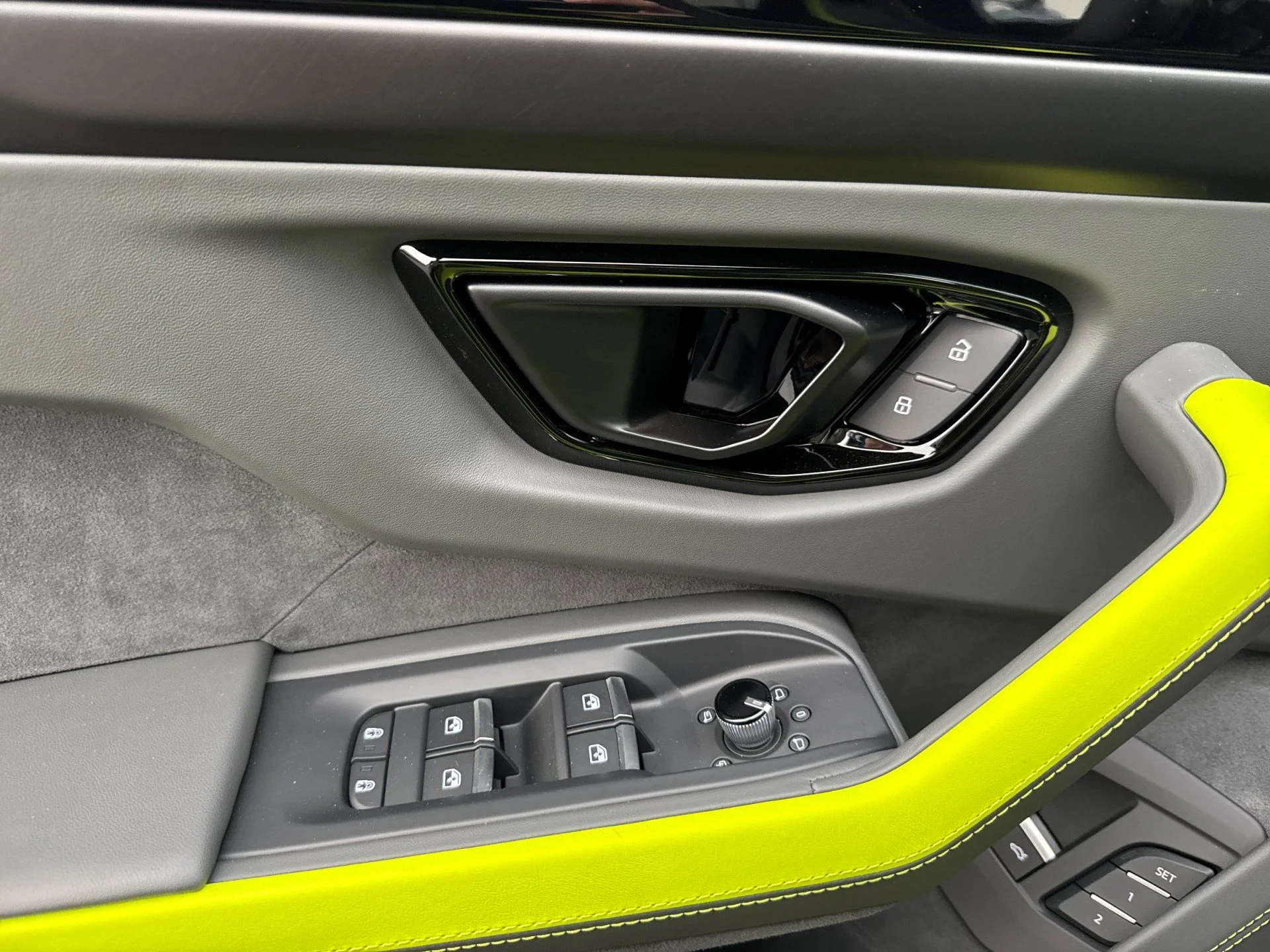 New 2025  Lamborghini SE image 15