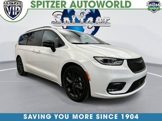 2025 Chrysler Pacifica Limited's photo
