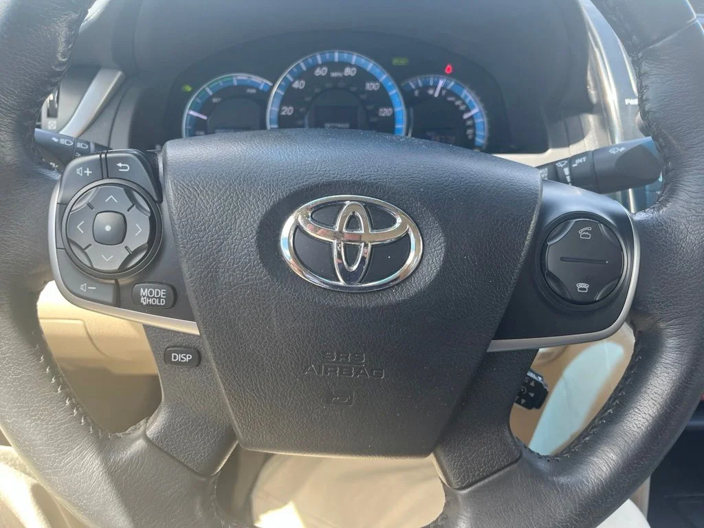 Used 2014 Super White Toyota XLE image 17