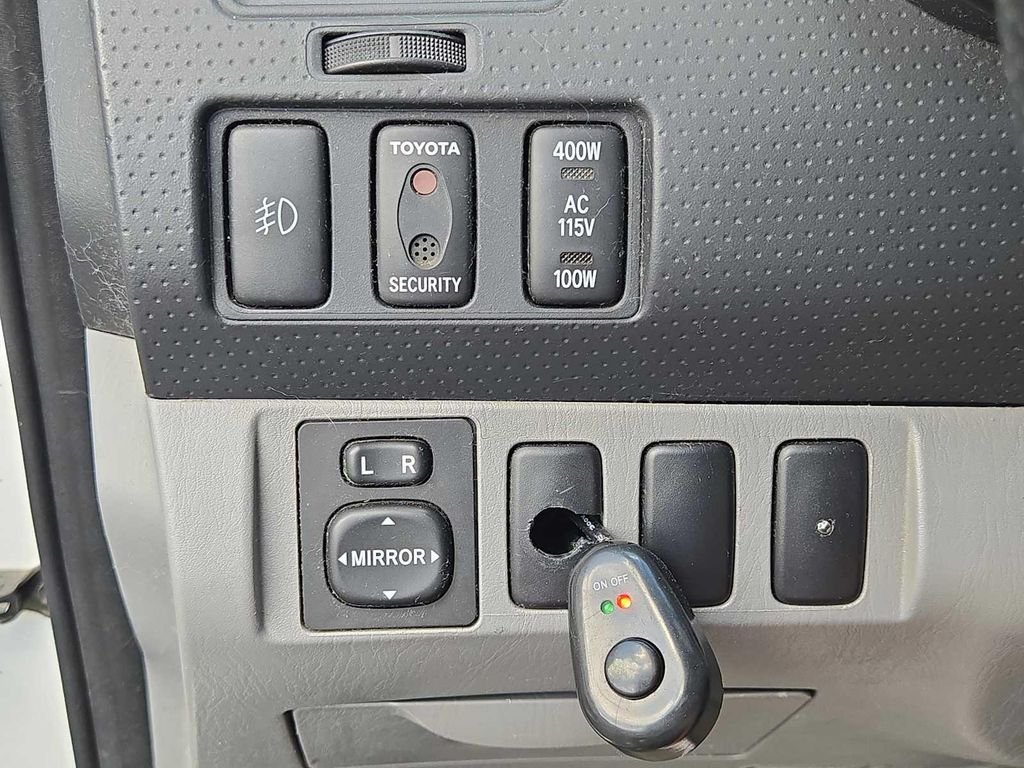 Used 2007 White Toyota PreRunner image 22