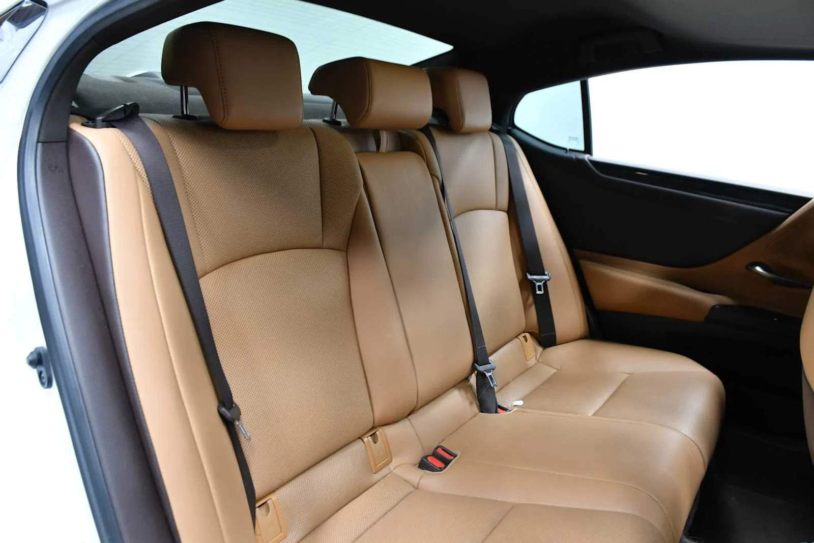Used 2021 Eminent White Pearl Lexus  image 25