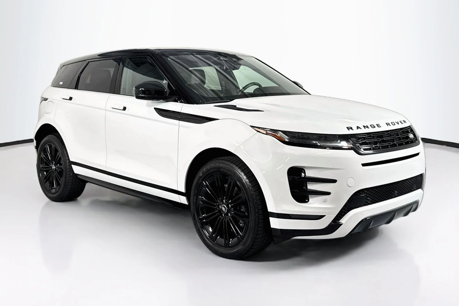 Used 2024 Fuji White Land Rover Dynamic SE image 3
