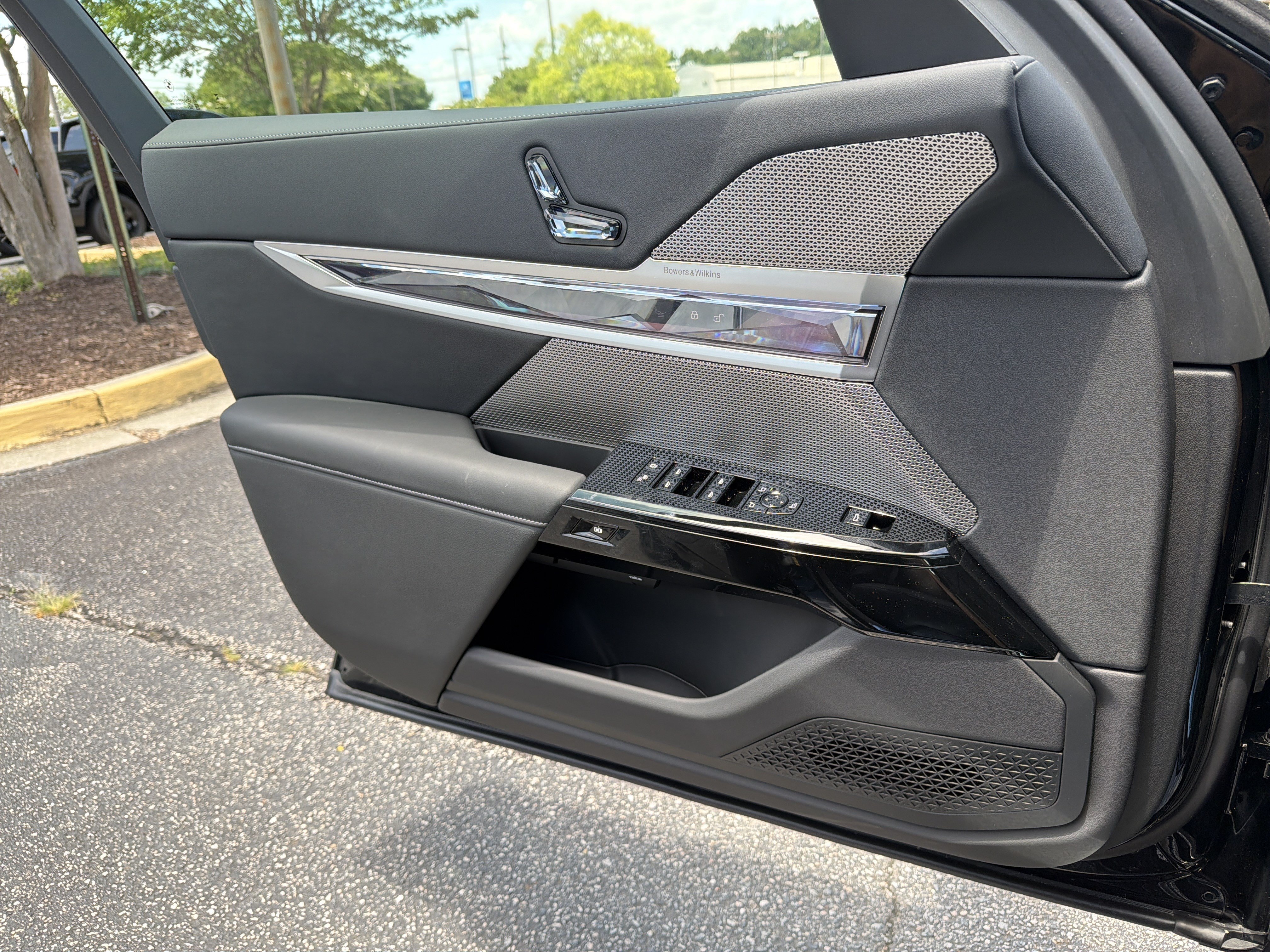 New 2026 Black Sapphire Metallic BMW xDrive60 image 11