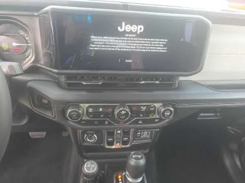 Used 2025 Granite Crystal Metallic Clearcoat Jeep Sahara image 10