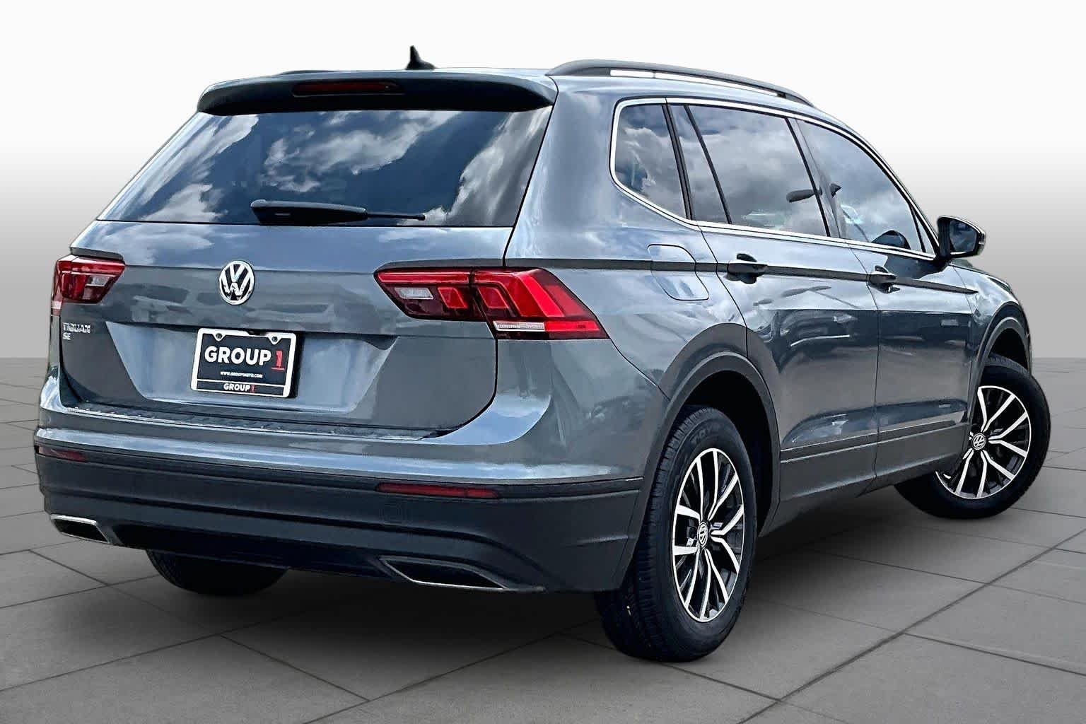 Used 2019 Platinum Gray Metallic Volkswagen SE image 11