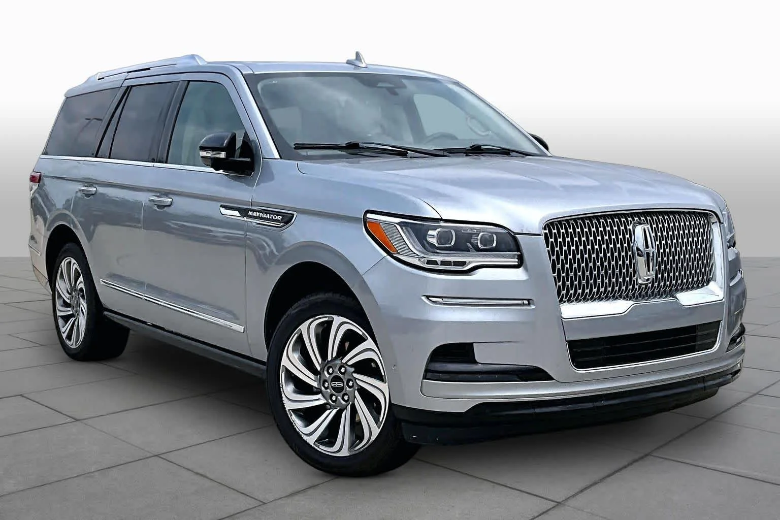 Used 2023 Silver Radiance Lincoln Reserve image 3