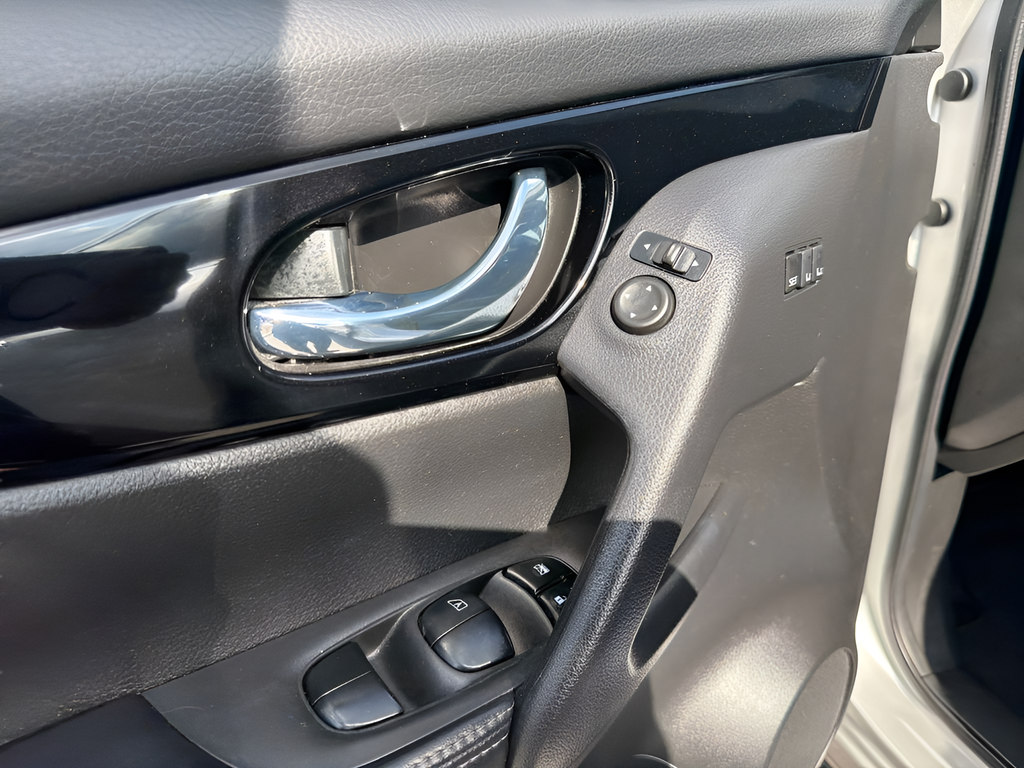 Used 2022 Silver Nissan SL image 15