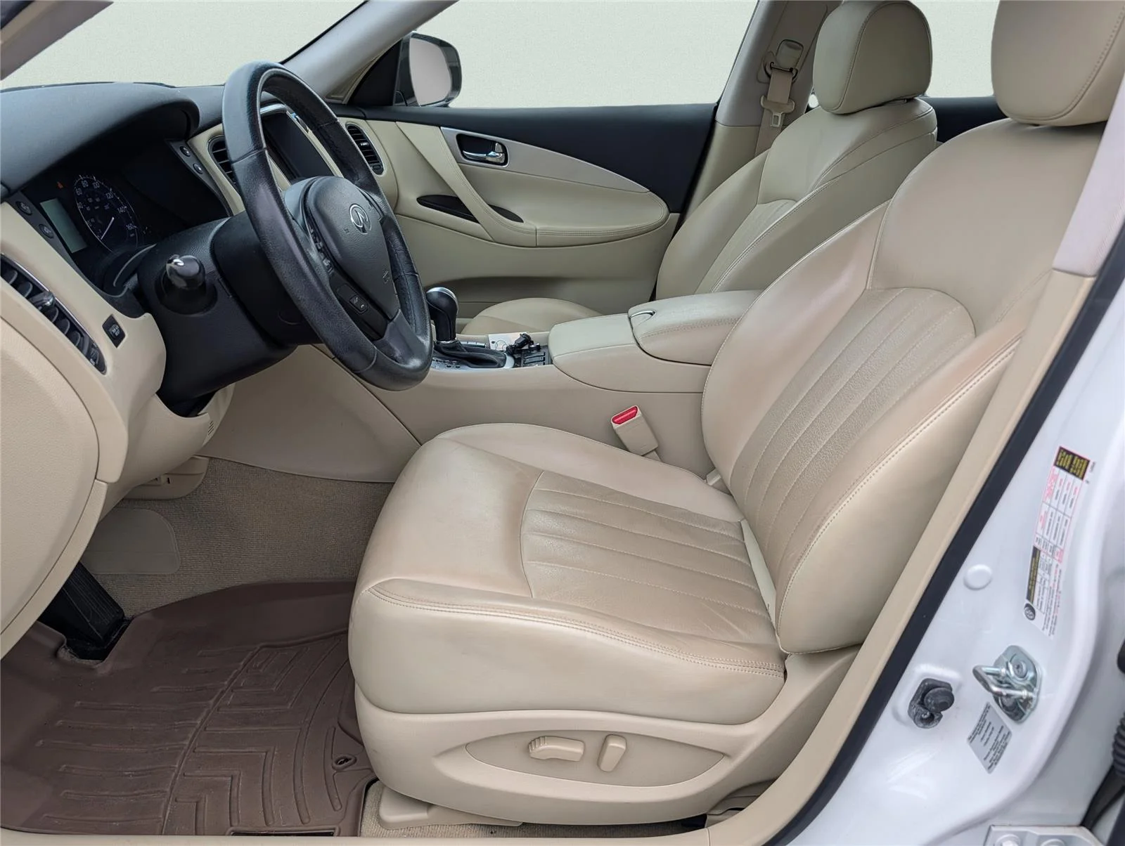 Used 2017 Majestic White INFINITI RWD image 9