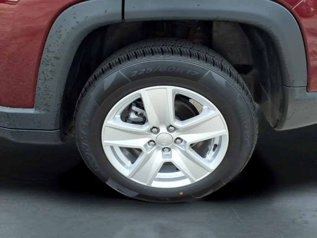 Used 2022 Red Jeep Latitude image 13