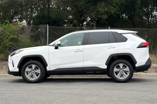 2025 Toyota RAV4 XLE - Photo 8