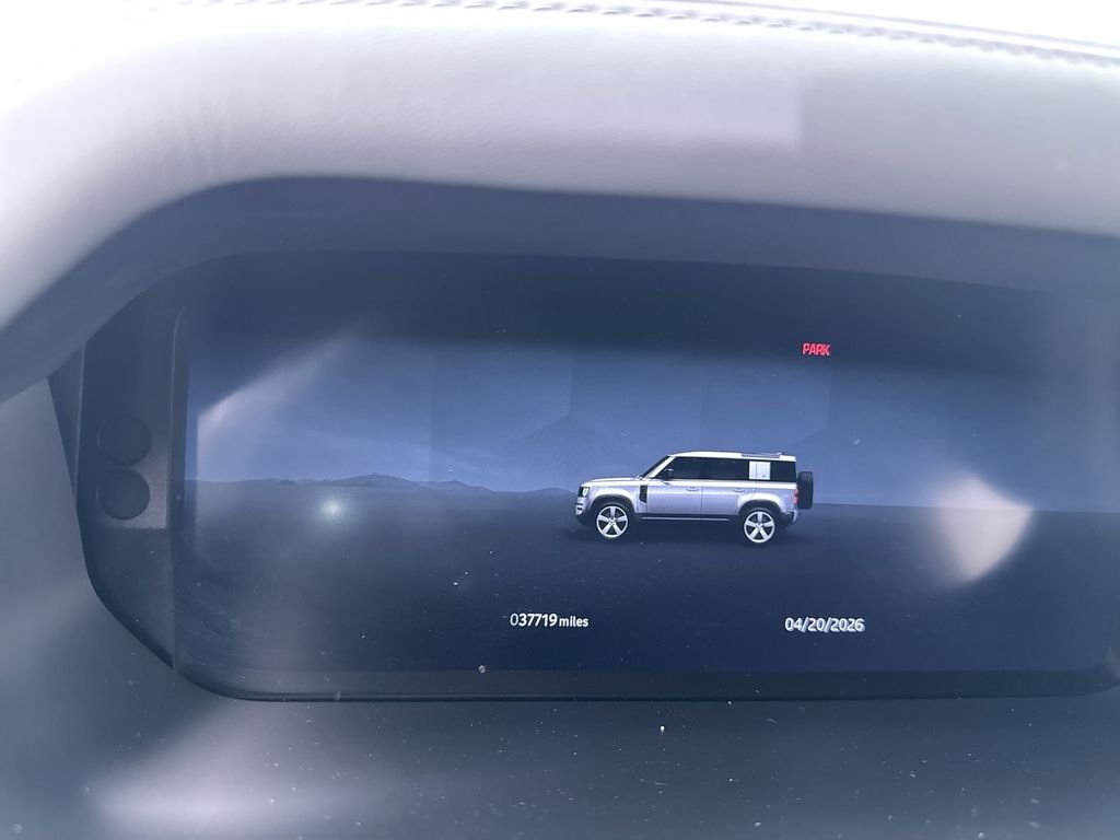 Used 2023 White Land Rover X-Dynamic SE image 15