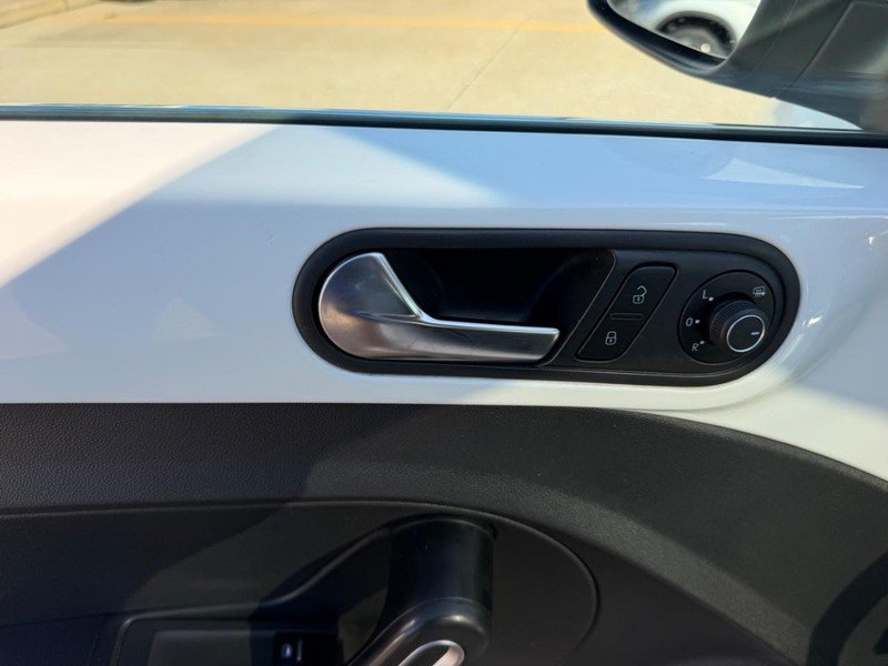Used 2018 Pure White Volkswagen SE image 18