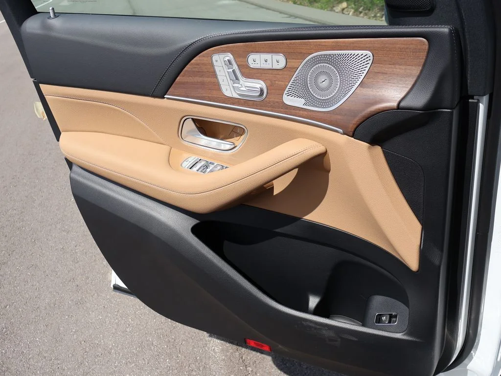 New 2026 MANUFAKTUR Moonlight White Metallic Mercedes-Benz GLS 450 image 37