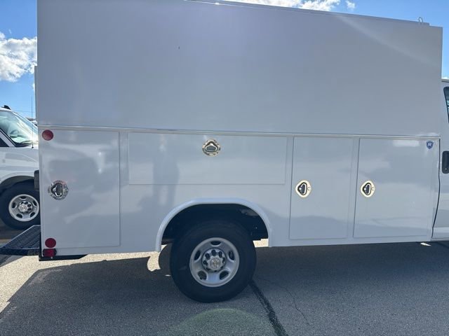 New 2025 Summit White Chevrolet 1WT image 7