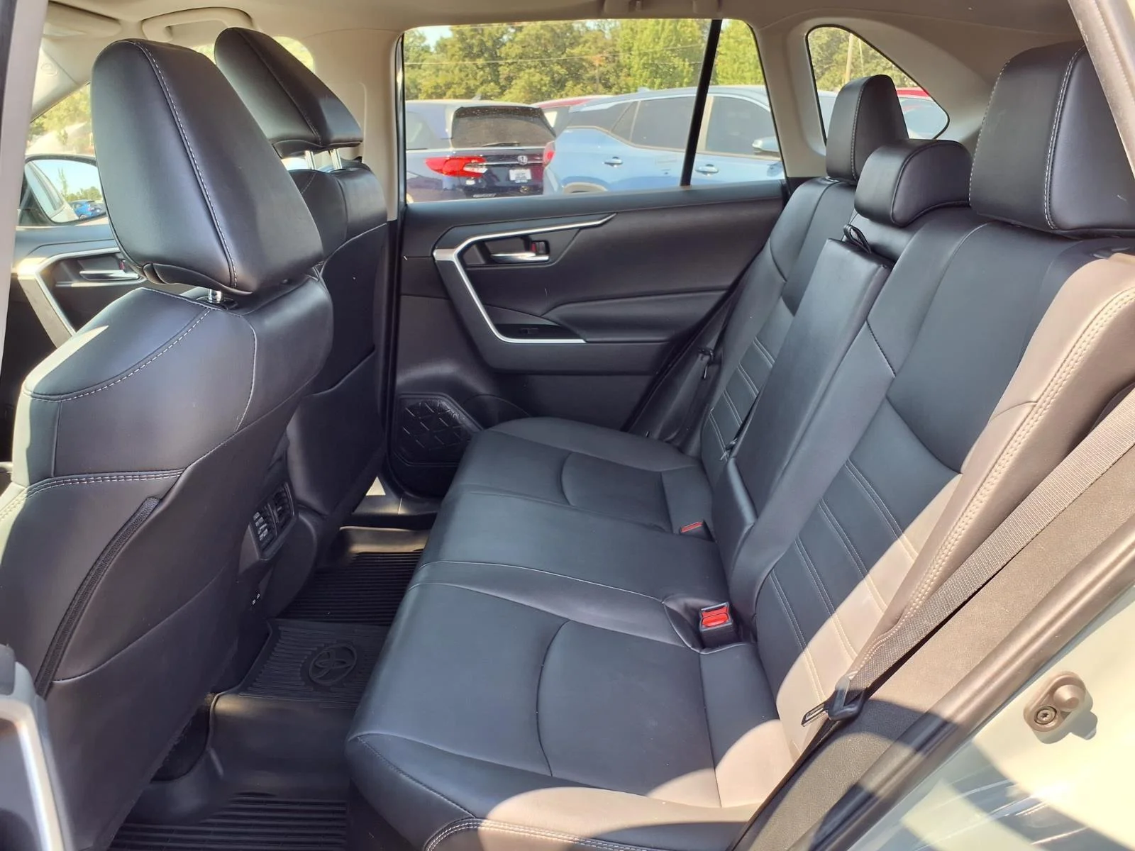 Used 2022 Lunar Rock Toyota XLE Premium image 21