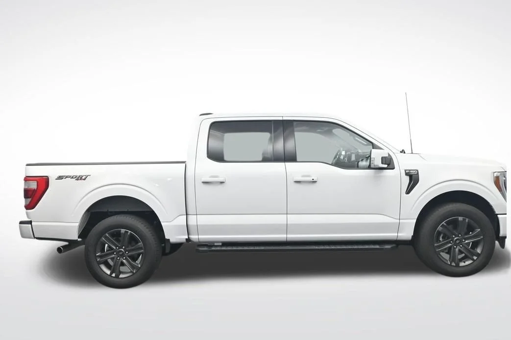 Certified Used 2023 Oxford White Ford Lariat image 4