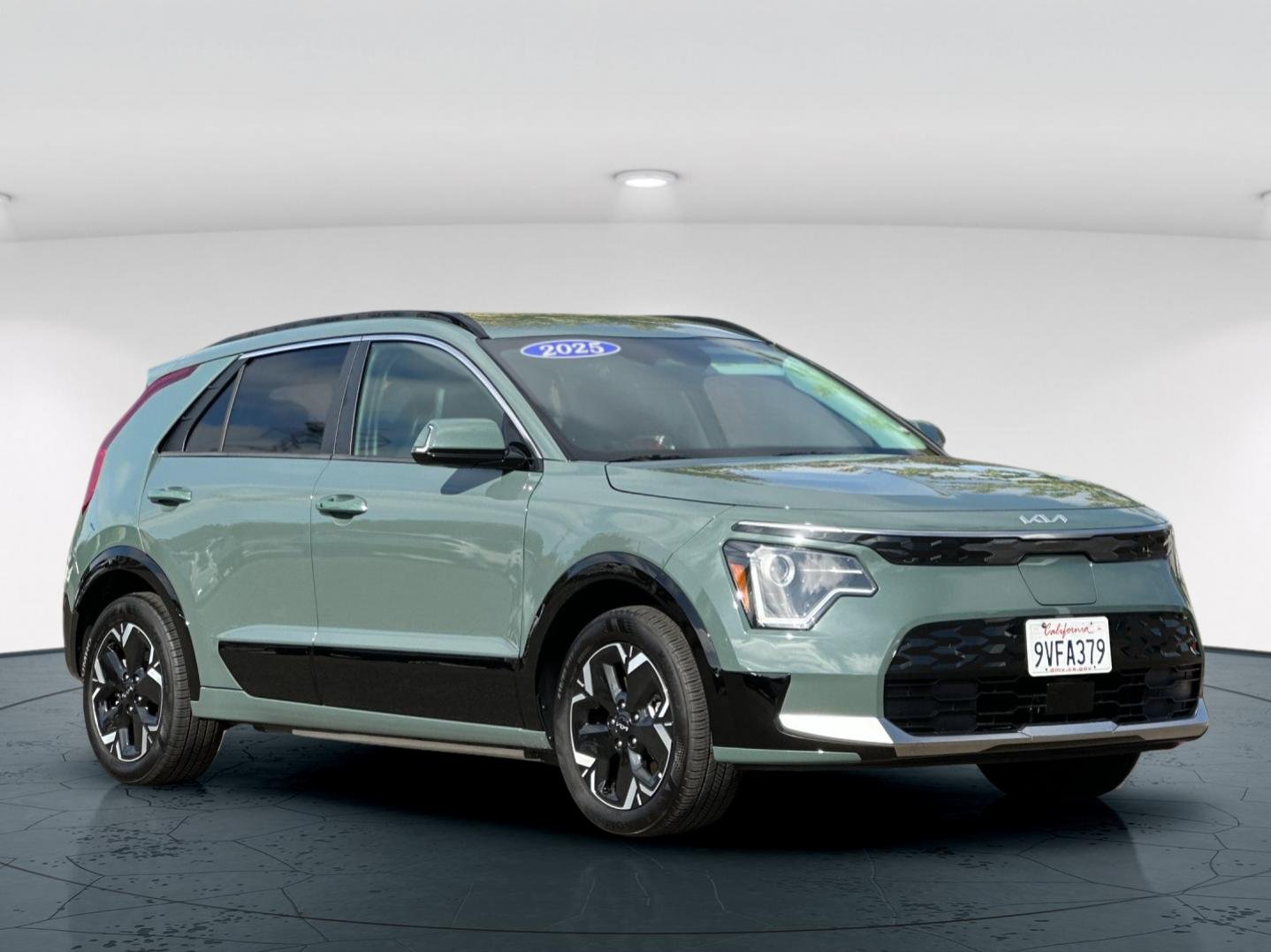 Used 2025 Green Kia Wind 4D Sport Utility image 8