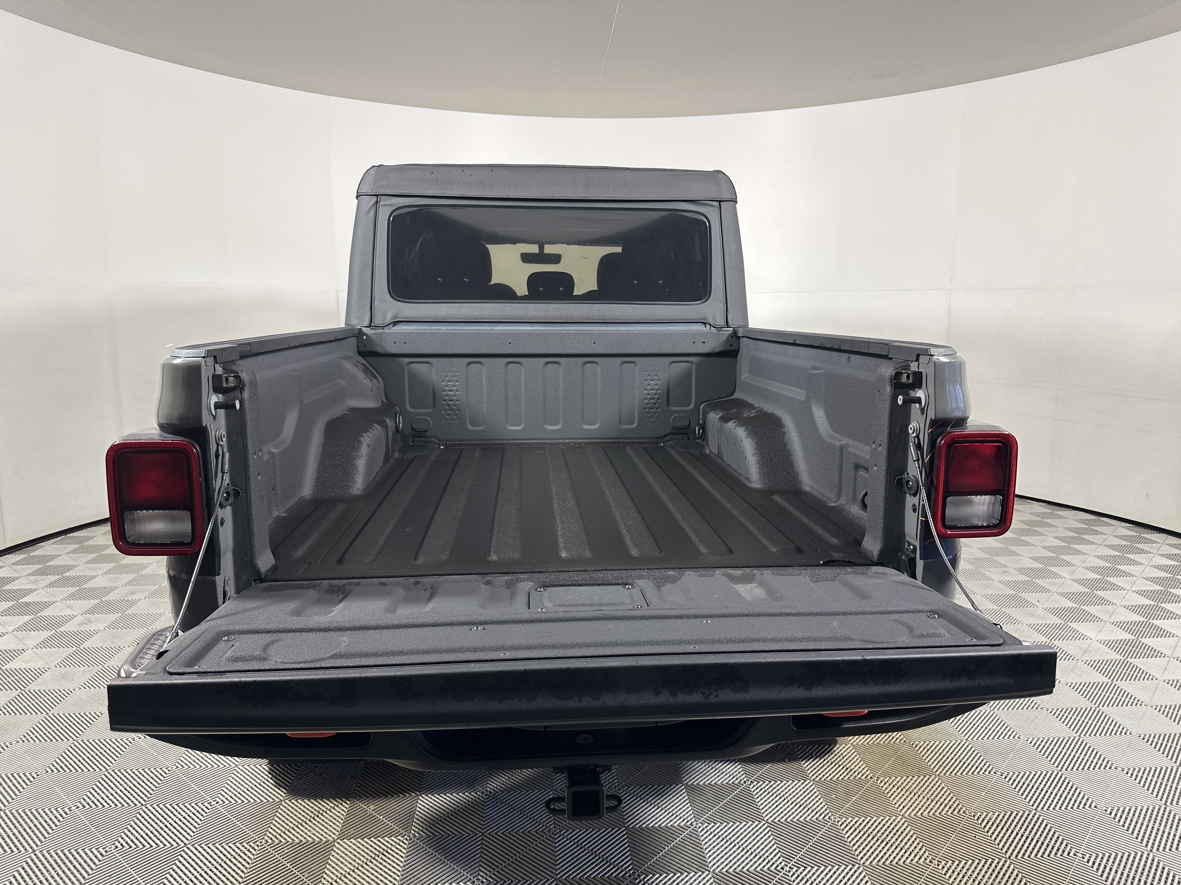 Used 2022 Sting-Gray Clearcoat Jeep Mojave image 25