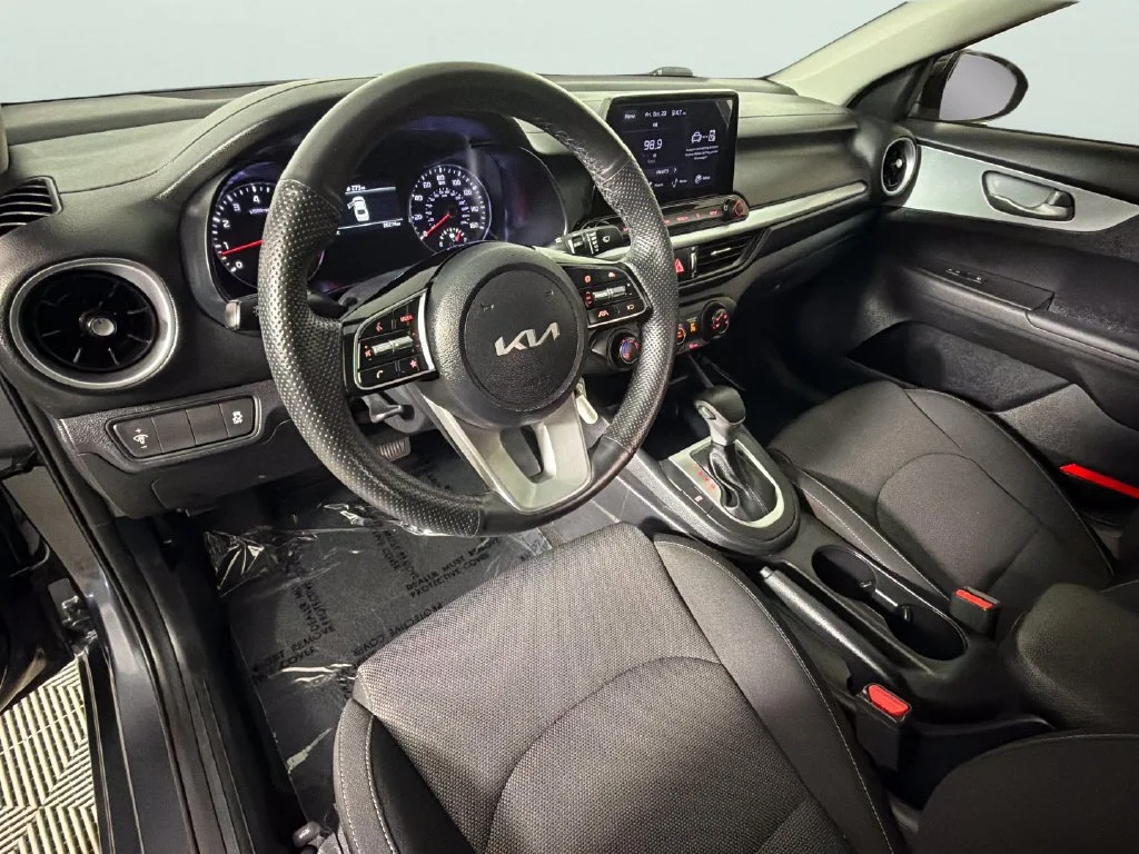 Used 2024  Kia LXS image 19