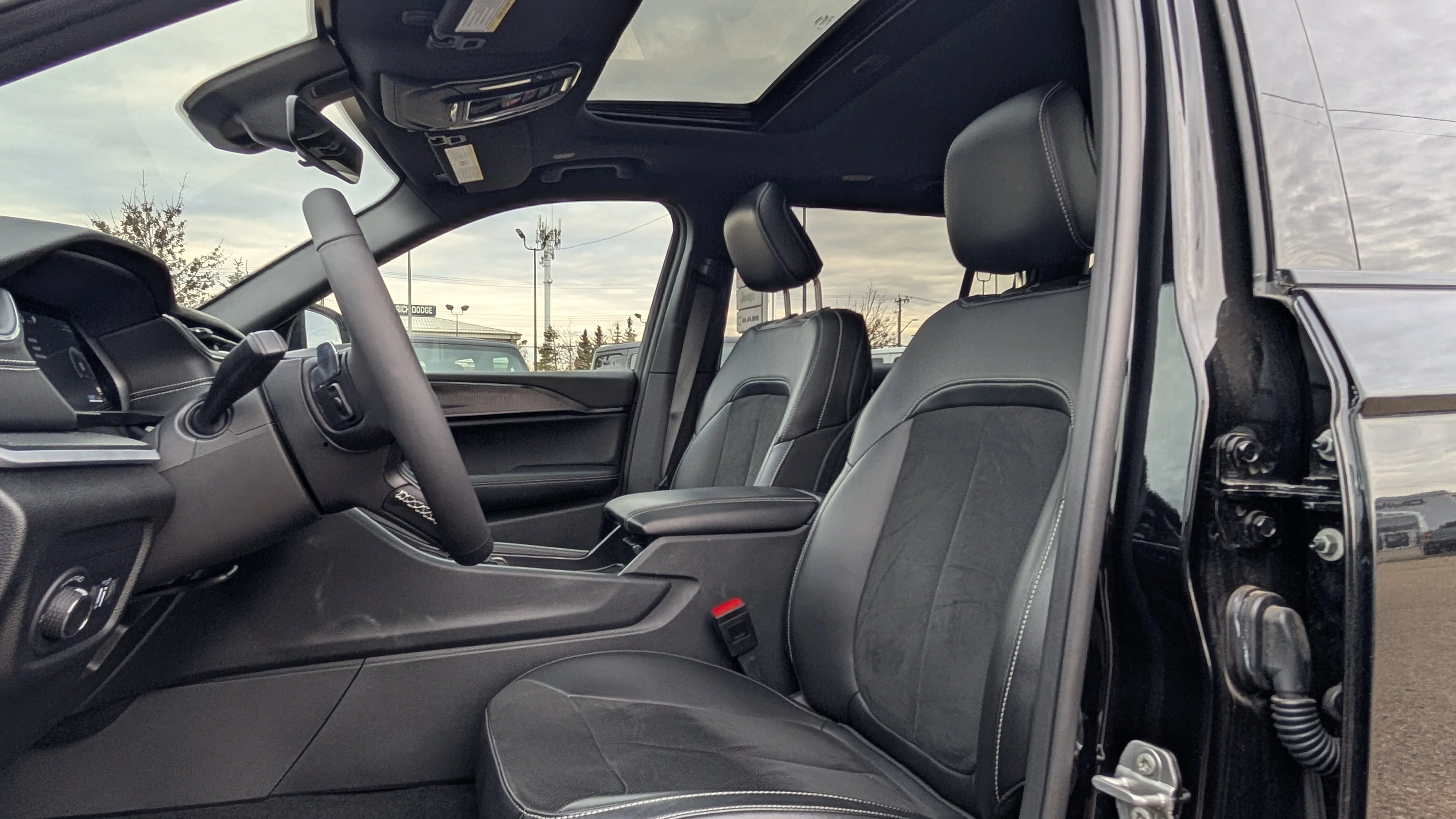 New 2025 Diamond Black Crystal Pearl Jeep Altitude image 18