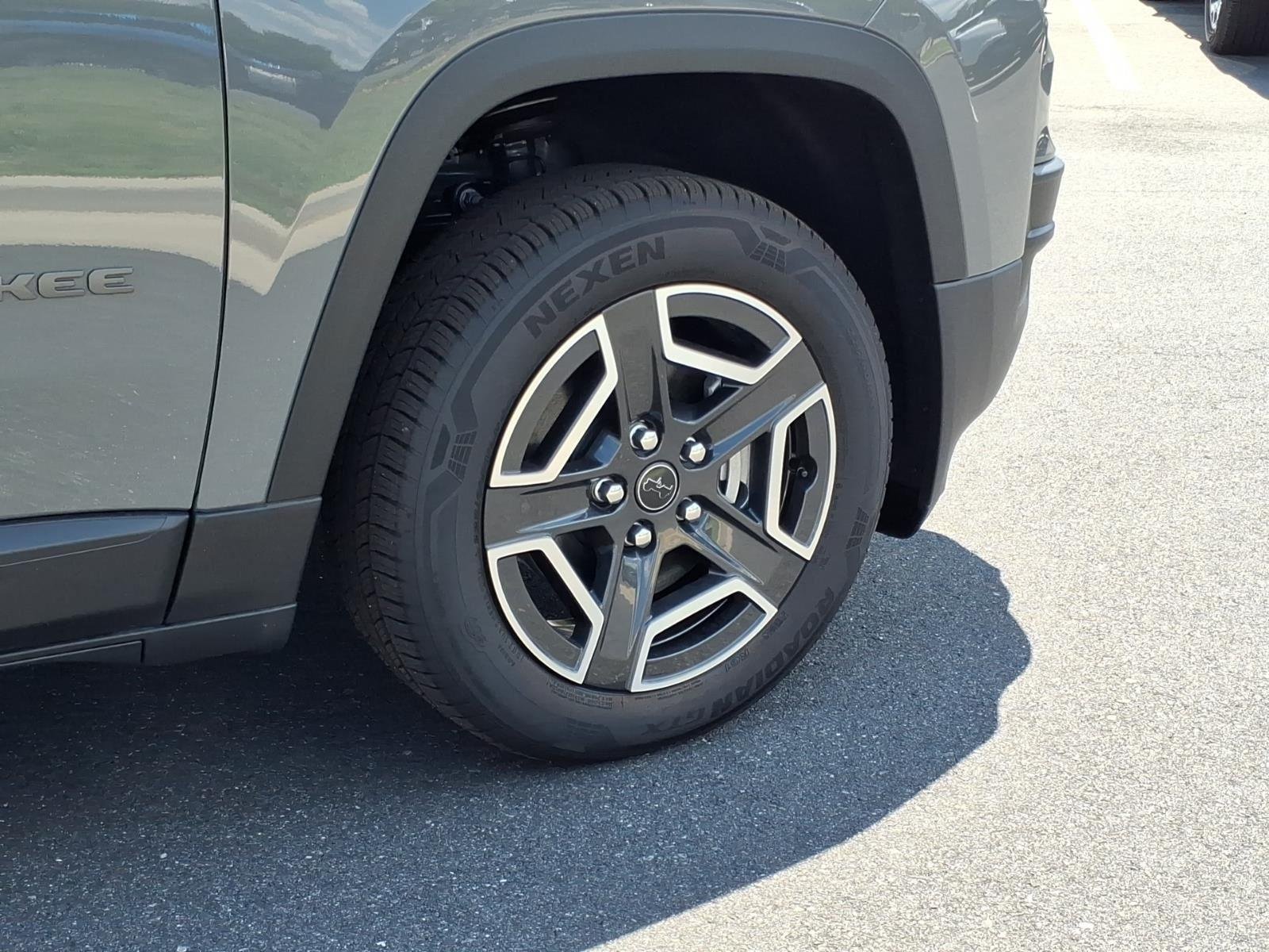 New 2026 Sting-Gray Clearcoat Jeep Laredo image 12