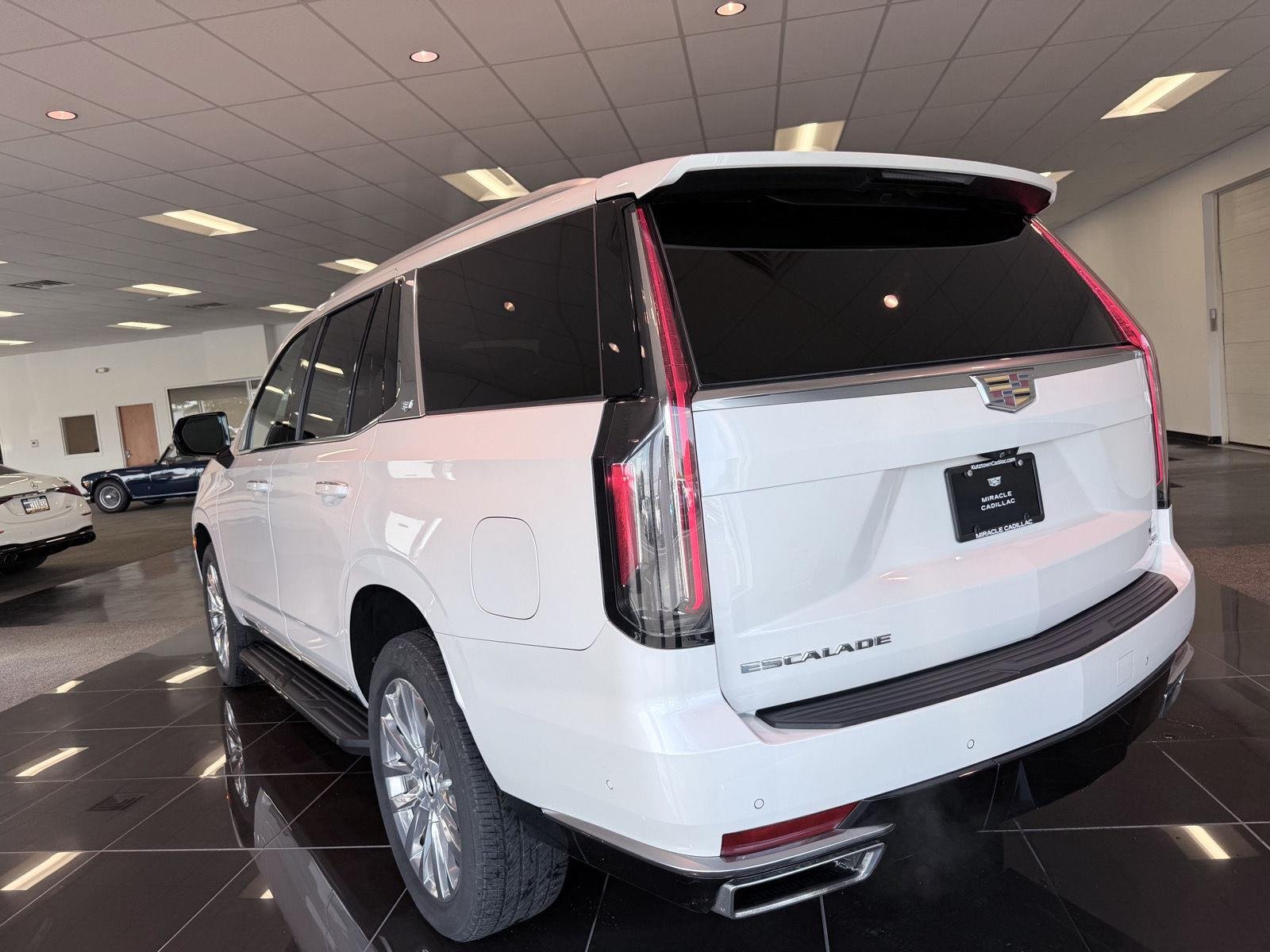 Used 2021 CRYSTAL WHITE TRICOAT Cadillac Premium Luxury image 5