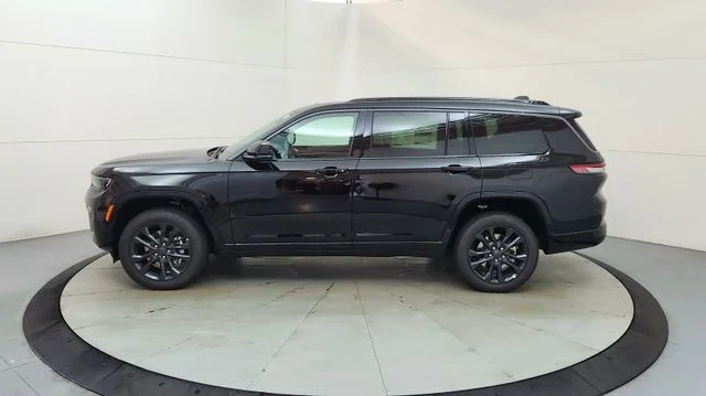 New 2026 Diamond Black Crystal Pearl-Coat Exterior Paint Jeep Limited image 6