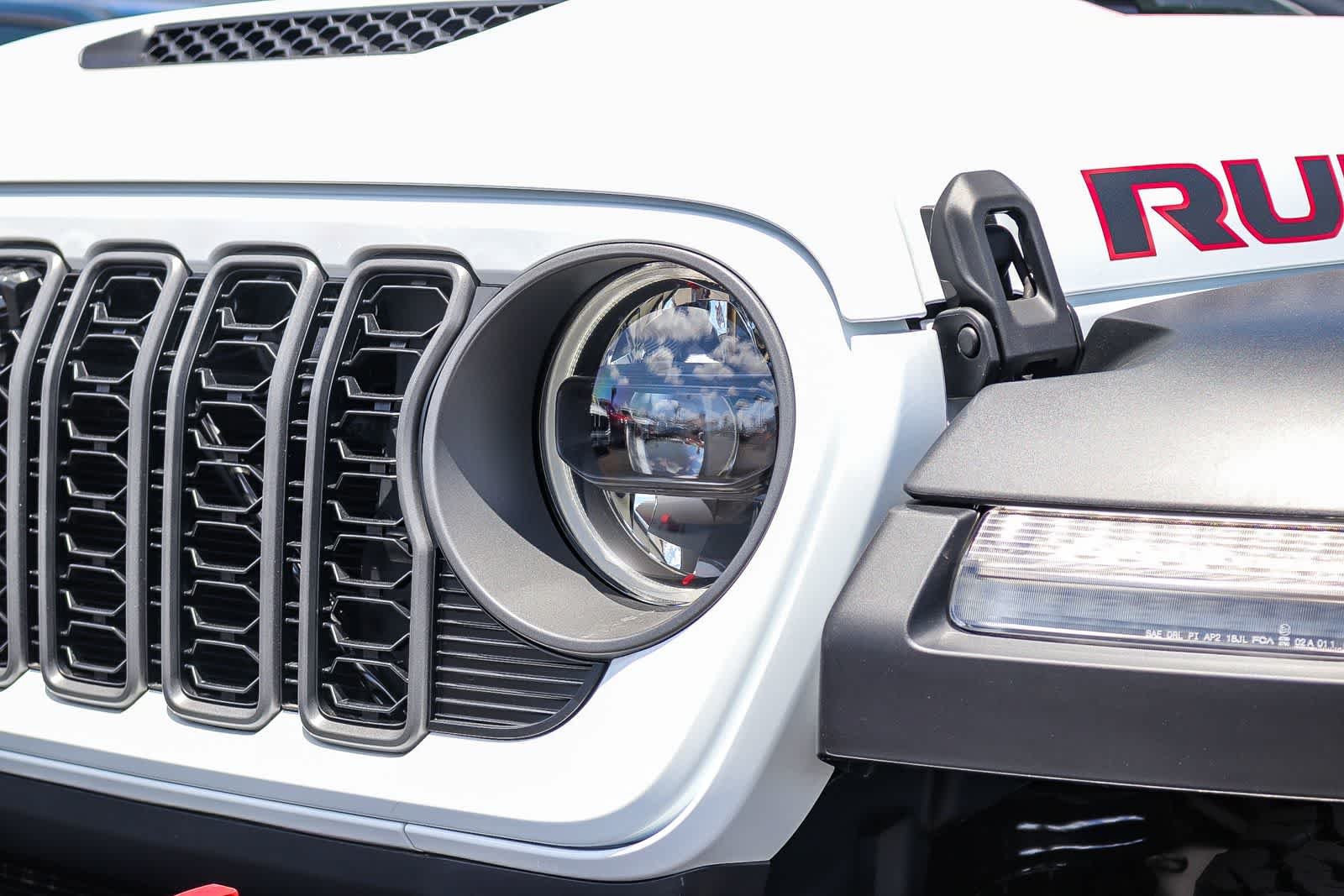 New 2026 Bright White Clear-Coat Exterior Paint Jeep Rubicon image 8