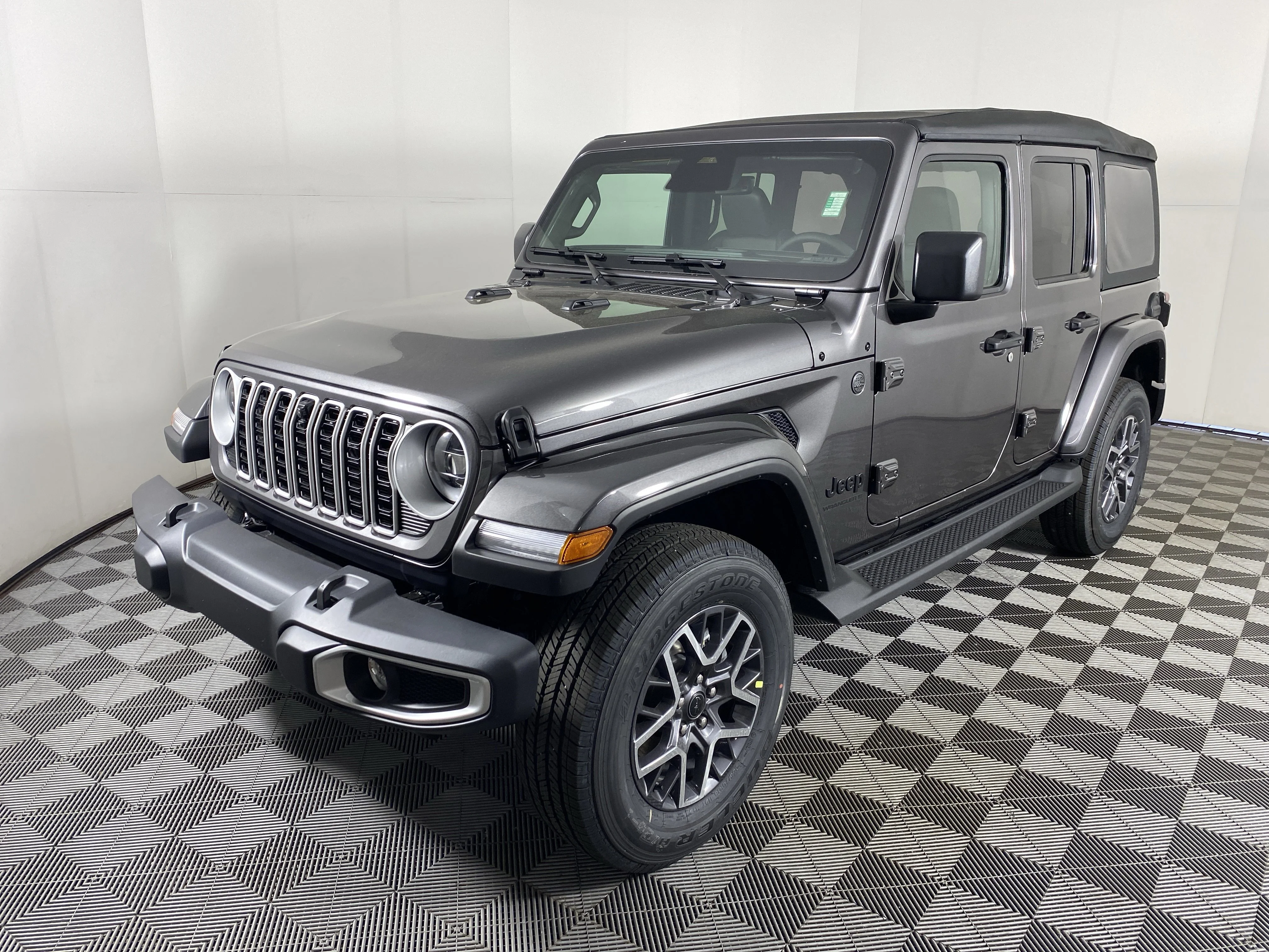New 2026 Granite Crystal Metallic Clear-Coat Exterior Paint Jeep Sahara image 10