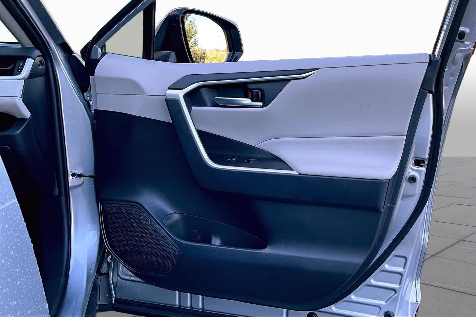 2025 Toyota RAV4 XLE - Photo 44