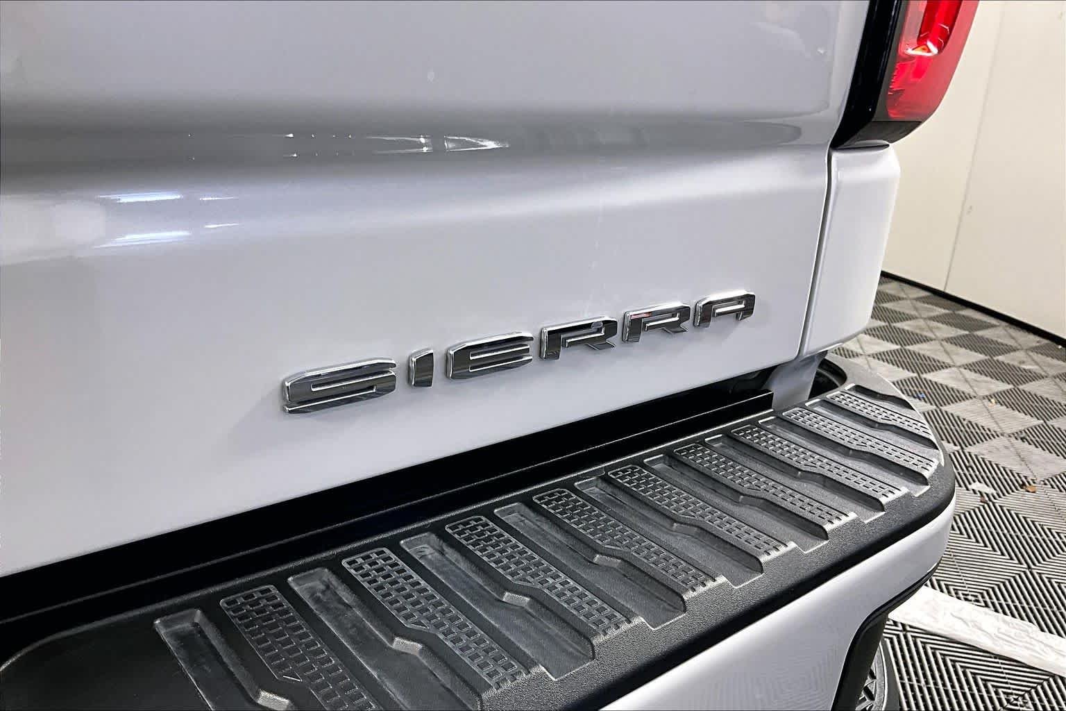 Used 2023 White Frost Tricoat GMC Denali image 30
