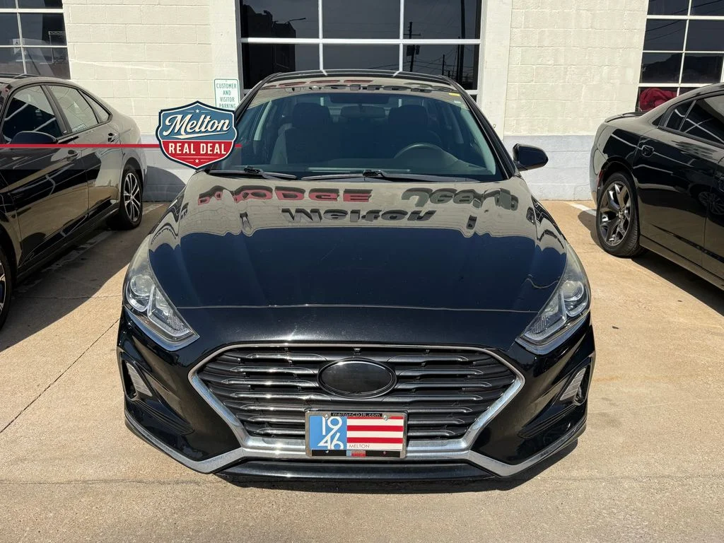 Used 2018 Black Hyundai SE image 9