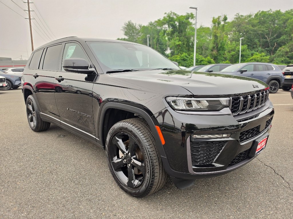 Used 2026 Diamond Black Crystal Pearl Coat Jeep Limited image 24