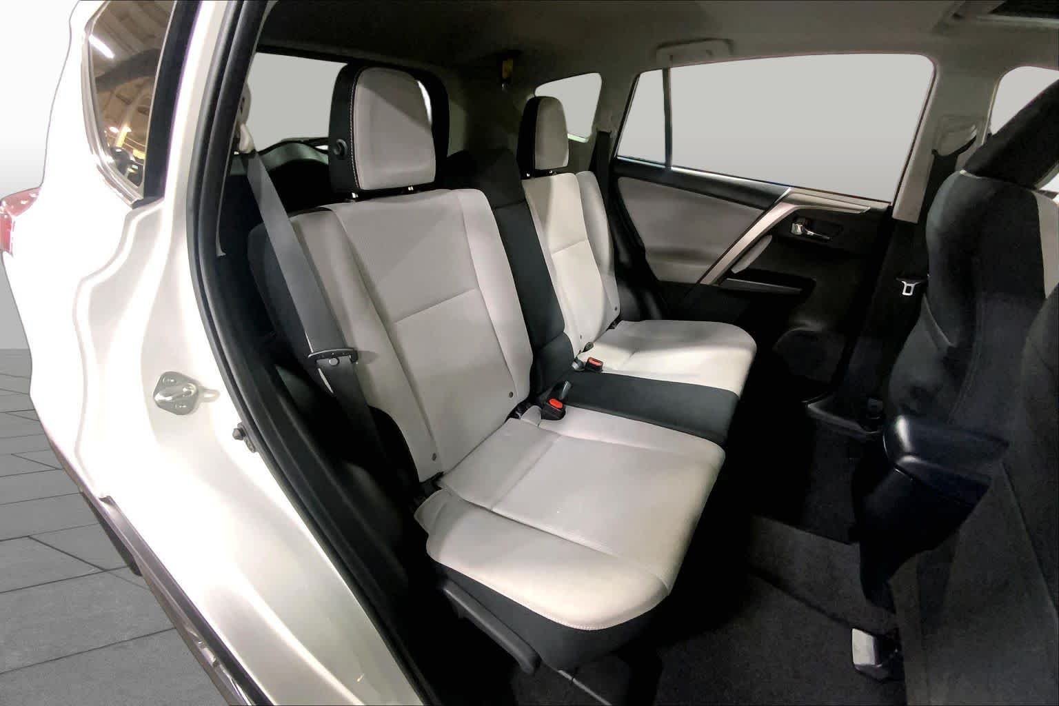 Used 2018 Super White Toyota XLE image 20