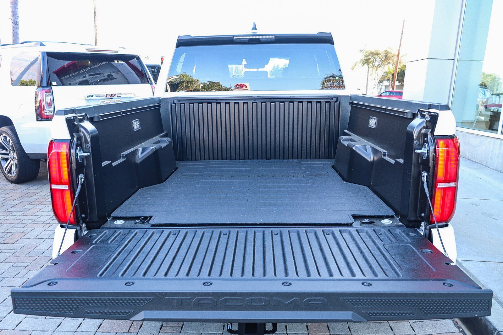 2025 Toyota Tacoma SR5 - Photo 12