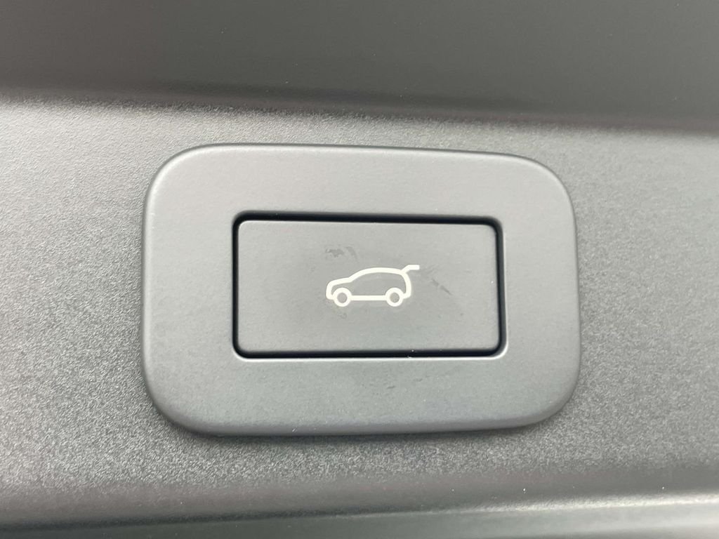 New 2026 Fuji White Land Rover Dynamic SE image 17