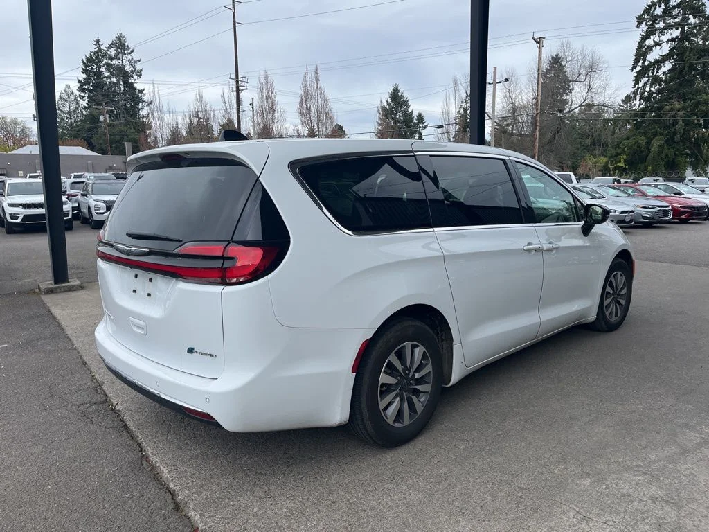 Used 2024 White Chrysler Select image 7