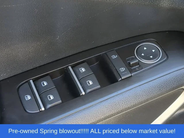 Used 2022 White Kia LX image 22
