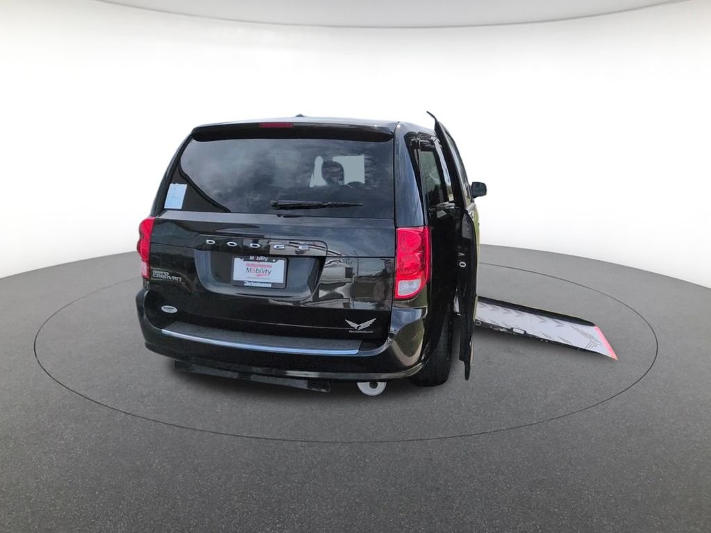 Used 2015 Black Dodge SXT image 5