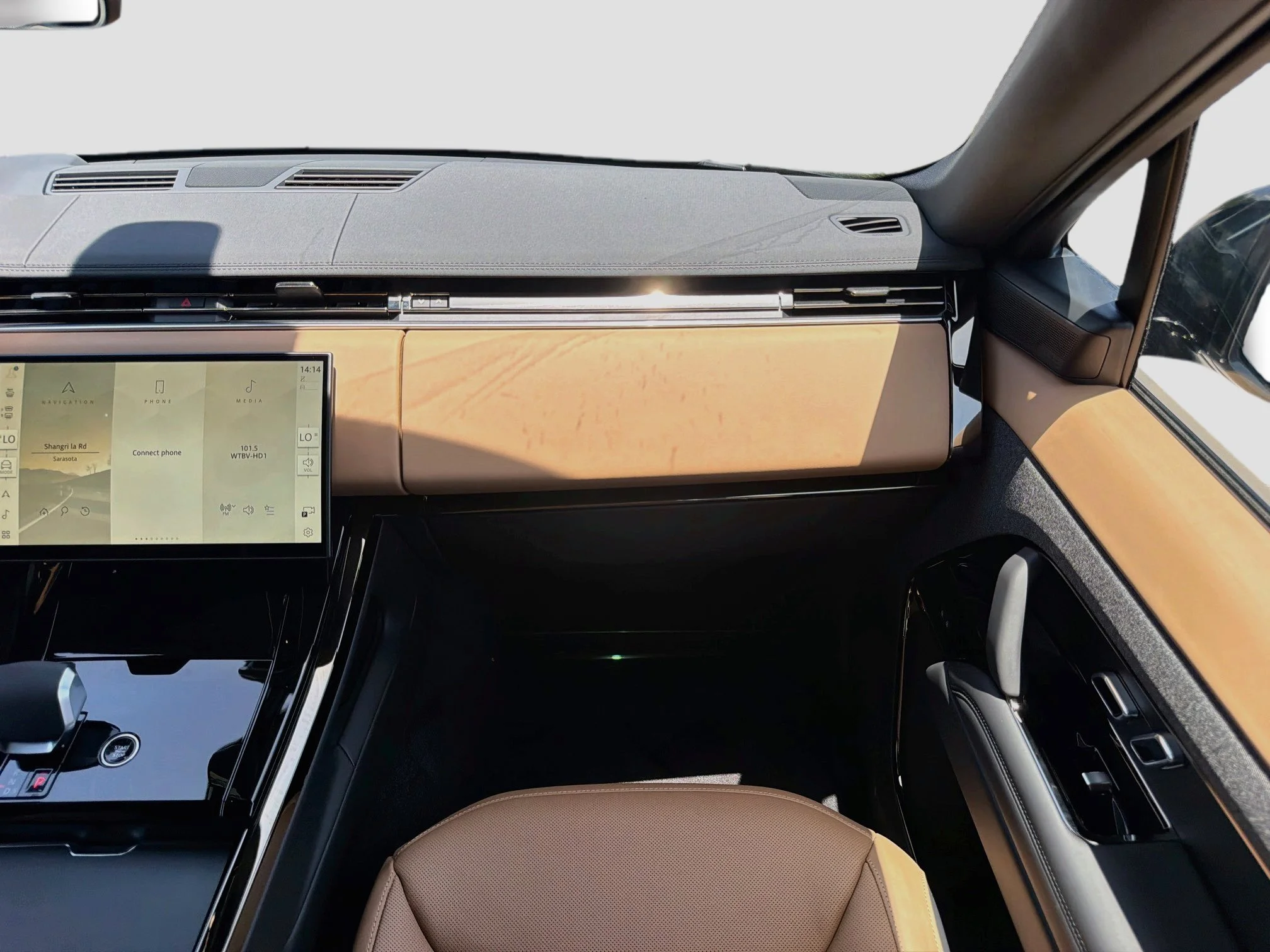 New 2026 Santorini Black Land Rover Dynamic SE image 19