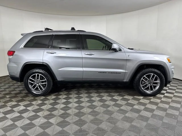 Used 2020 Billet Silver Metallic Jeep Laredo image 2