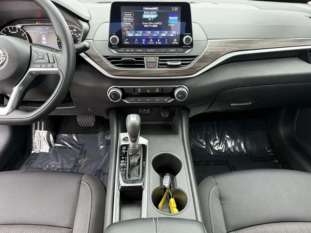 Used 2025 White Nissan 2.5 SV image 18