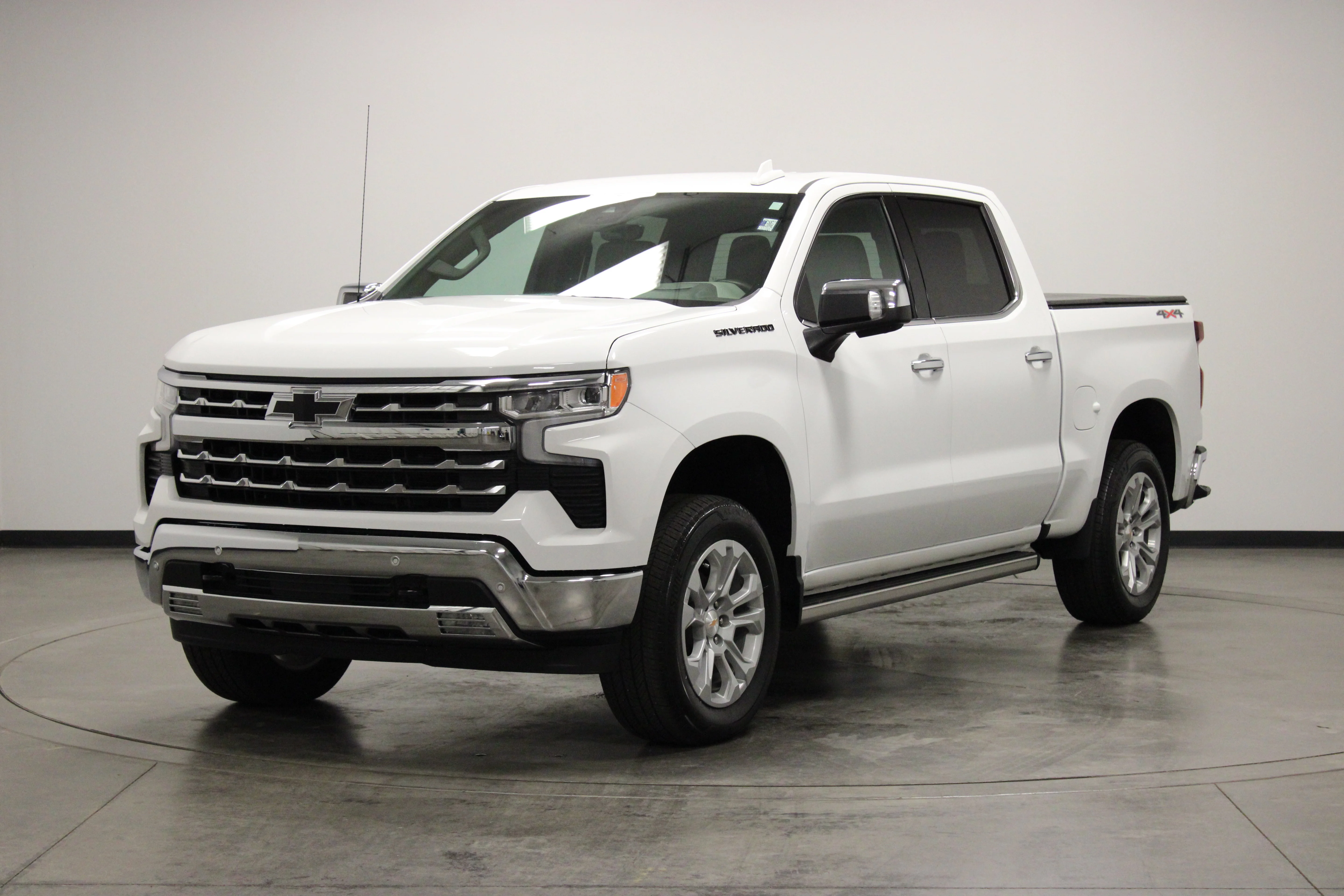Used 2025 Summit White Chevrolet LTZ image 4