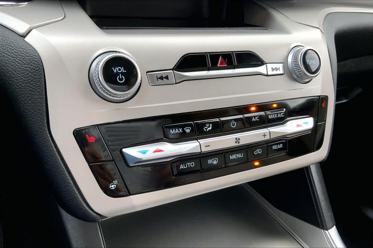 Certified Used 2024 Oxford White Ford XLT image 35