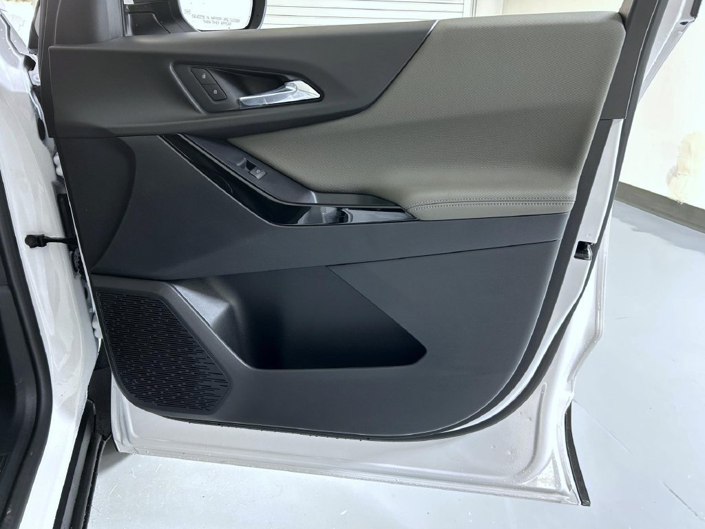 New 2027 Summit White Chevrolet LT image 16