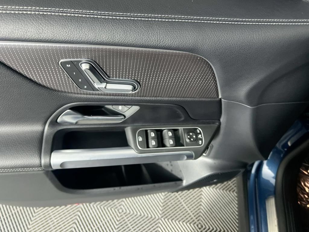 Used 2023 Blue Mercedes-Benz GLB 250 image 10