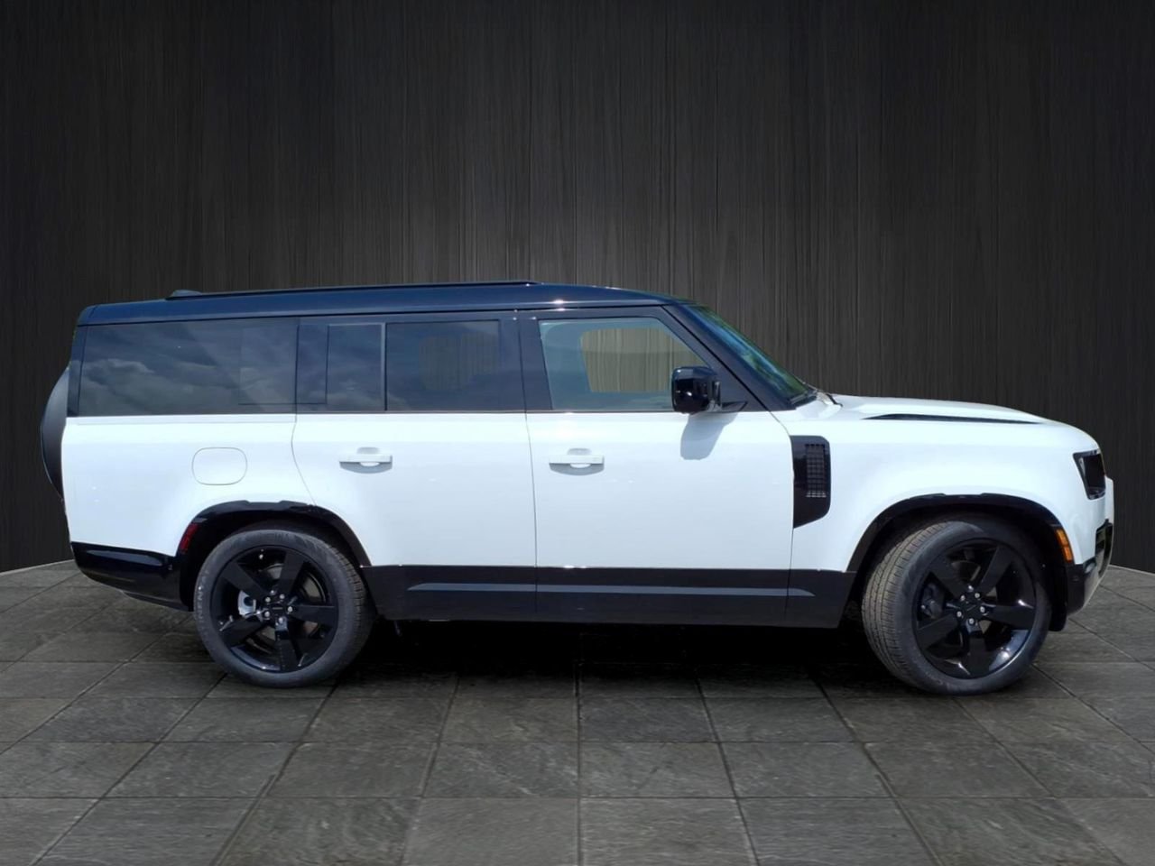 New 2026 Fuji White LAND ROVER X-Dynamic SE image 2
